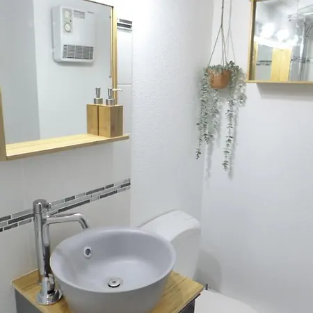 Ocean Beachfront Apartment: Family-friendly Sea View