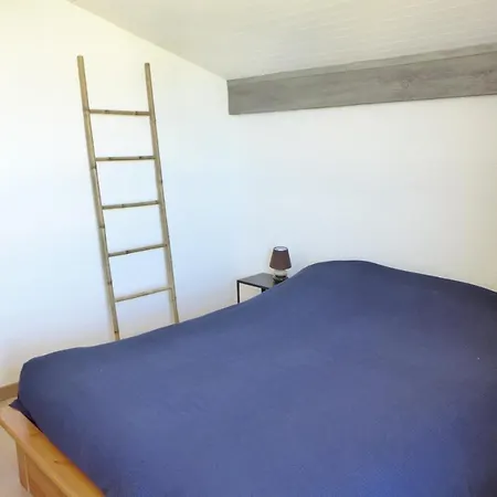 Ocean Beachfront Apartment: Family-friendly Sea View