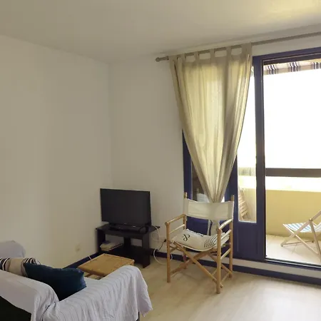 Ocean Beachfront Apartment: Family-friendly Sea View *
