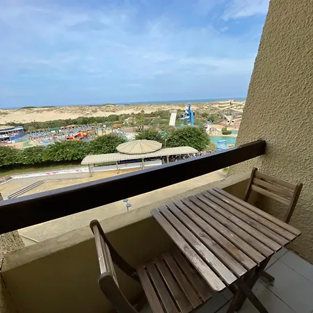 Ocean Beachfront Apartment: Family-friendly Sea View